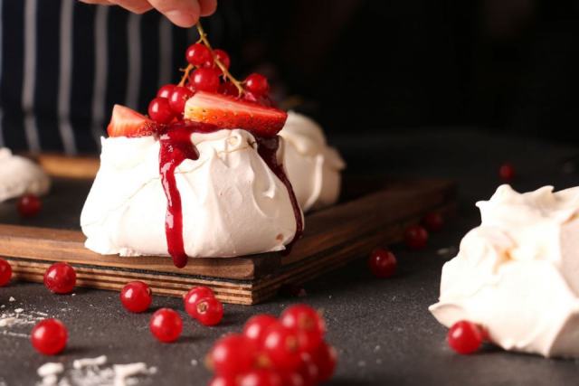 La crème double de la Gruyère, crème épaisse servie avec les meringues et les fruits La crème double de la Gruyère, crème épaisse servie avec les meringues et les fruits