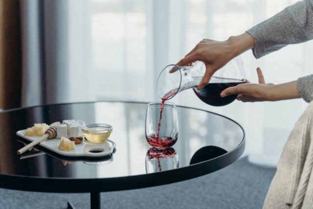 Servir le vin à table : température, ouverture, carafe, verres et ordre de service Servir le vin à table : température, ouverture, carafe, verres et ordre de service