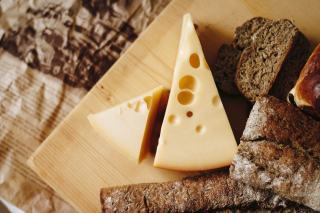 Pourquoi l'Emmentaler AOP a des trous